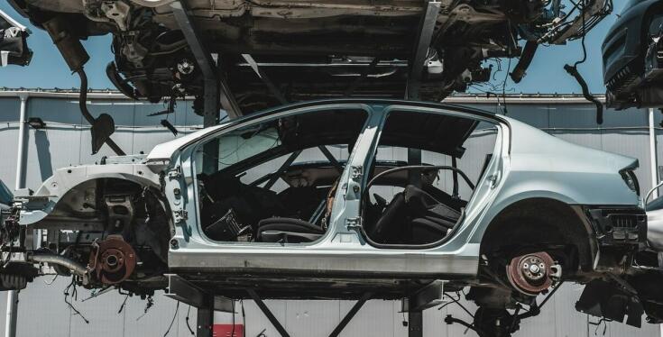 Proces demontażu quadów i rowerów w auto złomie