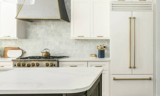 Jakie stylowe rozwiązania oferują kuchnie na wymiar w nowoczesnych wnętrzach?