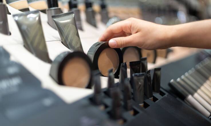 Czy baza pod makijaż jest konieczna i kiedy naprawdę się przydaje?