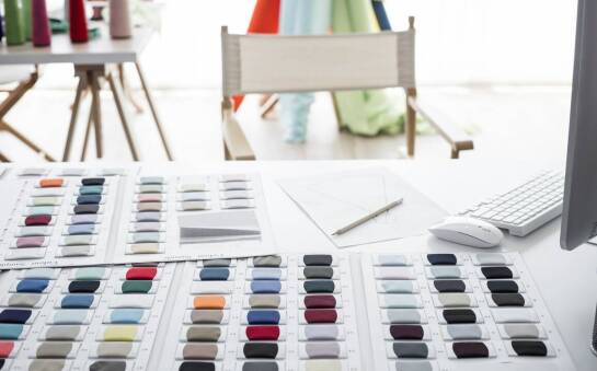 Folie termotransferowe na koszulkach – co warto wiedzieć przed wyborem?