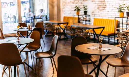 Stoliki metalowe jako trwałe rozwiązanie do przestrzeni publicznych