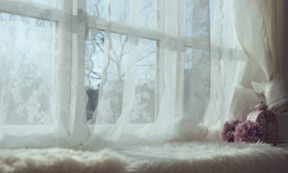 Zasłony z motywami kwiatowymi – jak je zaaranżować w pomieszczeniu?