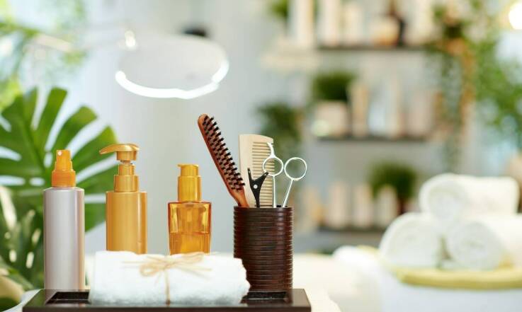 Przewodnik po kursach fryzjerskich – co oferuje kurs keratynowego prostowania włosów?