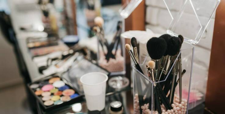 Jakie materiały są najlepsze dla trwałości i estetyki stanowisk do makijażu?