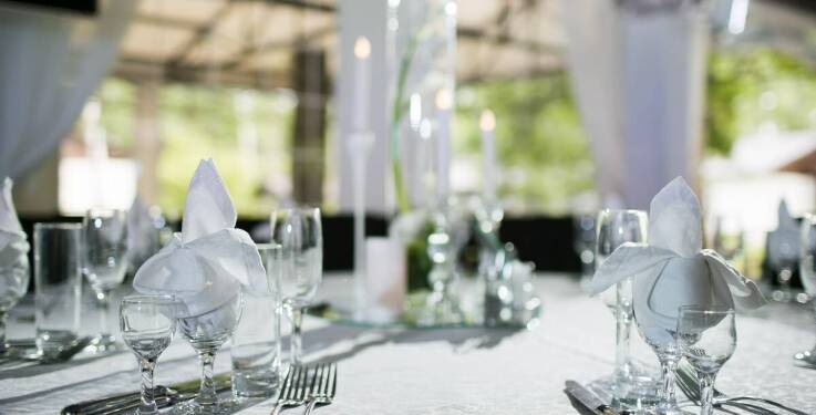 Jak zorganizować idealny event plenerowy z namiotami eventowymi?