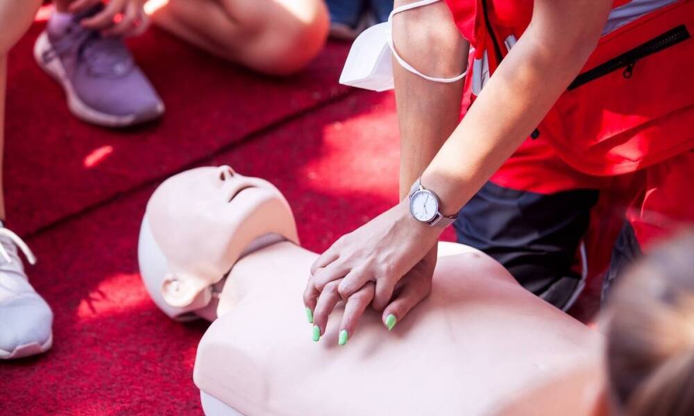 Interaktywne szkolenia z pierwszej pomocy – jak angażują uczestników?