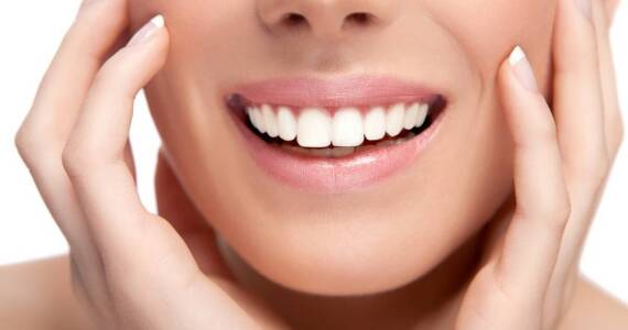 Porównanie metod wybielania: gabinetowe vs. domowe – co wybrać?