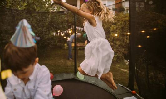 Jak dmuchańce wpływają na zwiększenie atrakcyjności parków rozrywki?