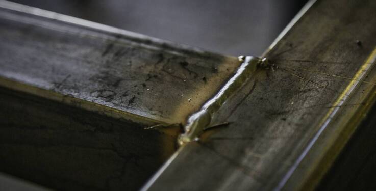 Jak techniki łączenia elementów wpływają na solidność konstrukcji aluminiowych?