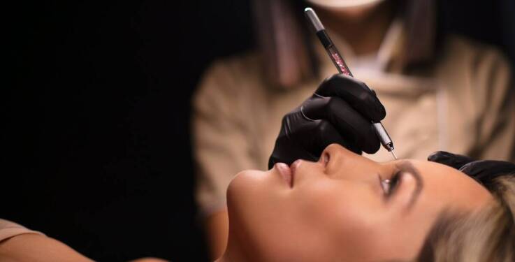 Jak wykonać precyzyjne kreski permanentne?