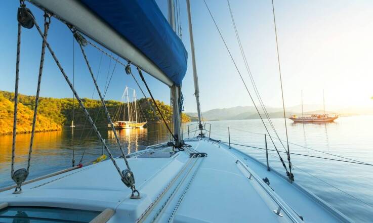 Jakie akcesoria żeglarskie warto mieć na pokładzie?