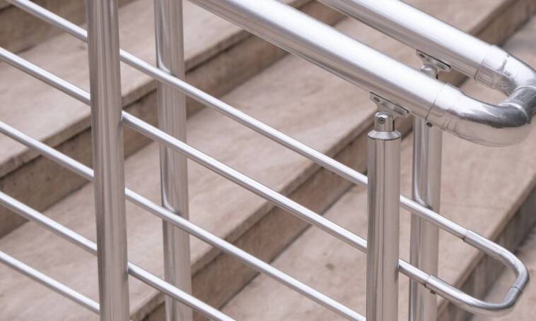 Różnorodność wykończeń balustrad schodowych i balkonowych: Jakie opcje są dostępne?