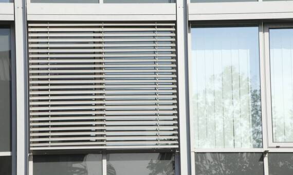 Jak rolety zewnętrzne mogą poprawić komfort życia w mieszkaniu?