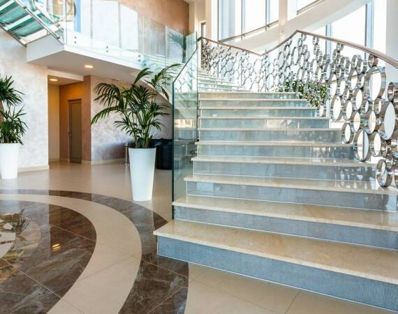 Jak dobrać parapety wewnętrzne z aglomarmuru do stylu klasycznego?