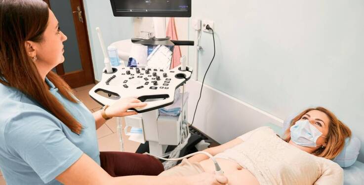 Jak diagnostyka ultrasonograficzna wspiera zdrowie kobiet w każdym wieku?