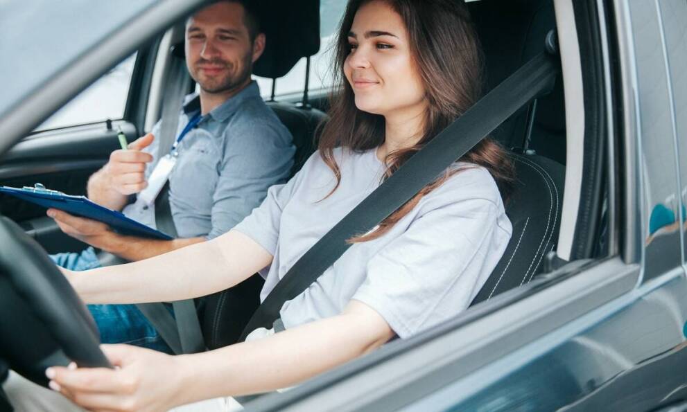 Jakie są korzyści z elastycznych godzin zajęć w nauce jazdy?