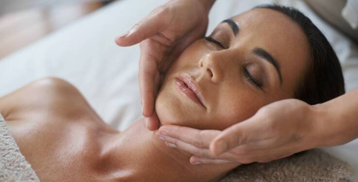 Masaż twarzy a poprawa samopoczucia: Dlaczego warto spróbować?