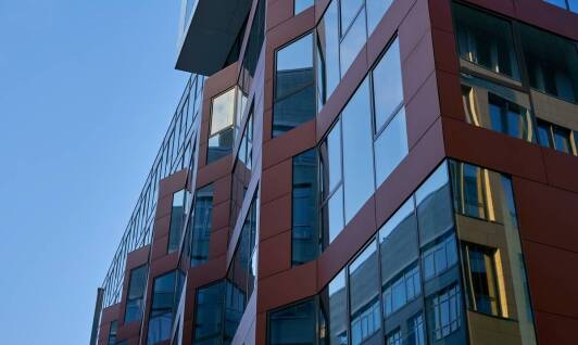 Wpływ fugi epoksydowej na trwałość i wygląd elewacji zewnętrznych