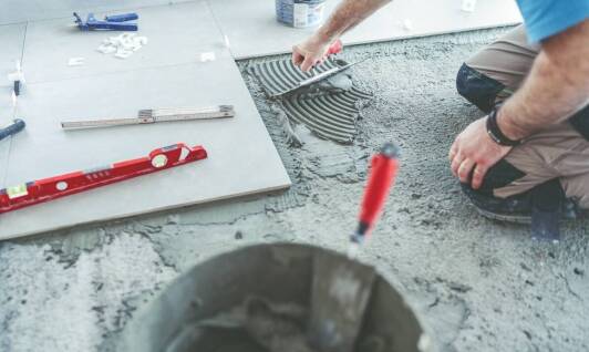 Wpływ gruntu głęboko penetrującego na procesy wykończeniowe w budownictwie