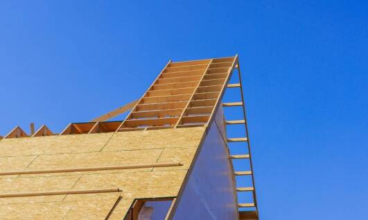 Budowa magazynów wysokiego składowania: wyzwania i strategie