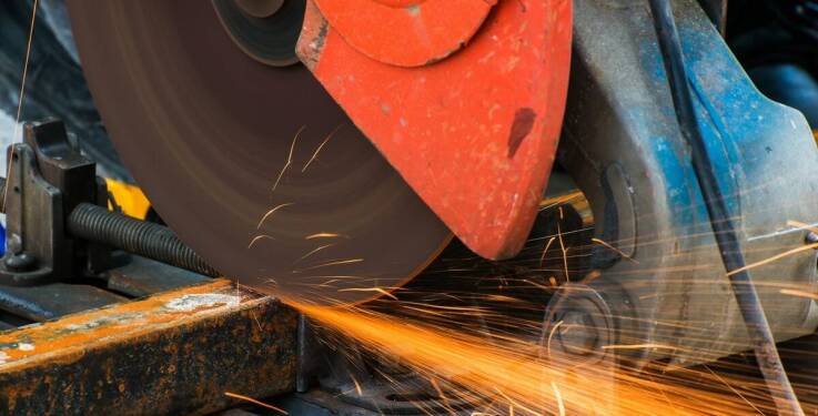 Jak obróbka strumieniowo-ścierna wpływa na wygląd i trwałość powłok metalowych?