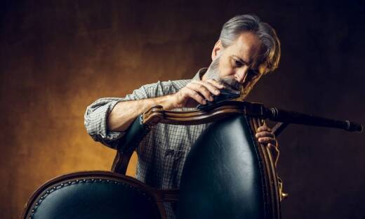 Szycie ręczne w produkcji mebli tapicerowanych – zalety i wyzwania