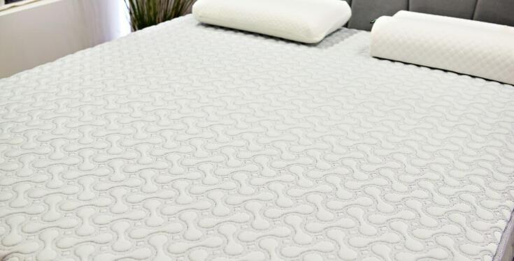 Jak dobrać materac do łóżka bez wezgłowia?