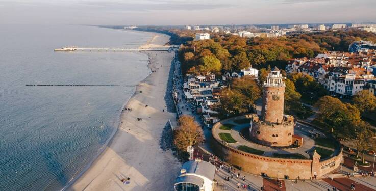 Nocleg blisko morza Kołobrzeg: dlaczego to najlepsza opcja na wakacje z dziećmi?