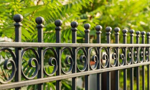 Zalety odlewów żeliwnych do ogrodu w porównaniu z innymi materiałami