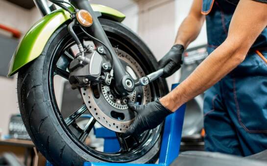 Dlaczego regularne przeglądy techniczne motocykli są niezbędne?