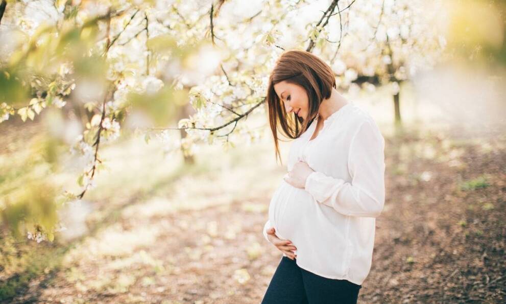 Jakie akcesoria mogą wzbogacić sesję ciążową w studio?