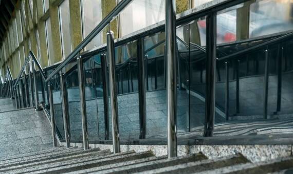 Innowacyjne rozwiązania w zakresie montażu balustrad szklanych