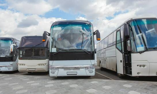 Przewozy autokarowe na wycieczki – co warto wiedzieć przed wynajmem?