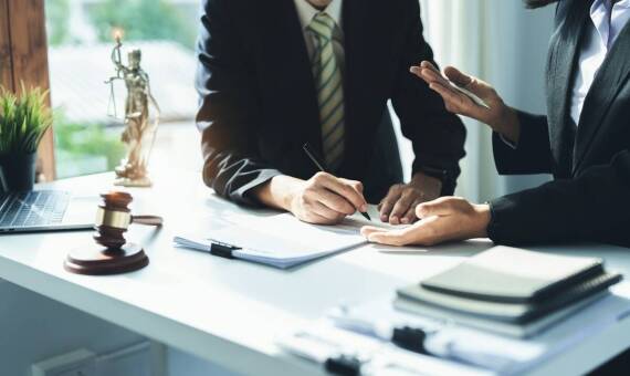 Zrozumienie procesu karnego: Rola adwokata w ochronie praw klienta