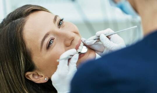 Jakie zabiegi stomatologiczne są najczęściej wykonywane u psów i kotów?