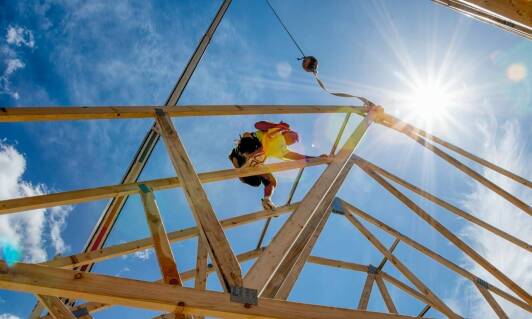 Znaczenie pasów nadrynnowych w systemach dachowych