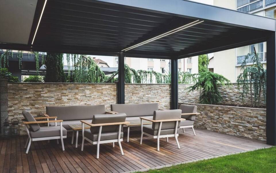 Nowoczesne systemy otwierania i zamykania w zadaszeniach tarasów – jak działają?