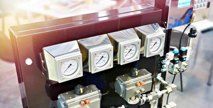 Modernizacja instalacji elektrycznej w obiektach przemysłowych: kluczowe aspekty