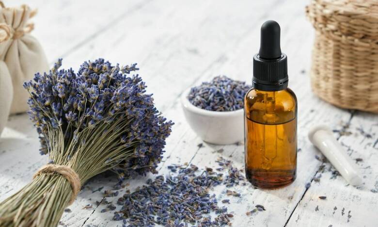 Lawendowy olejek eteryczny a świeżość ubrań – dlaczego warto go stosować?
