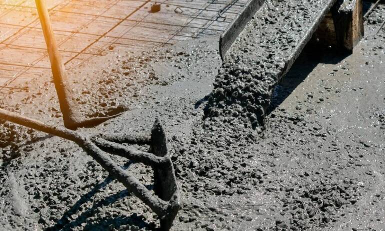 Porównanie różnych konstrukcji mieszarek do betonu – zalety i wady