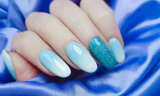 Jak drogeria internetowa ułatwia zakup produktów do stylizacji paznokci?