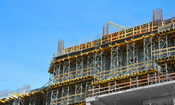 Jakie są zalety korzystania z wynajmu szalunków z profesjonalnym montażem?