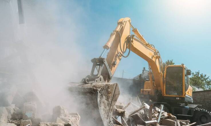 Rola usług koparko-ładowarką w recyklingu materiałów budowlanych