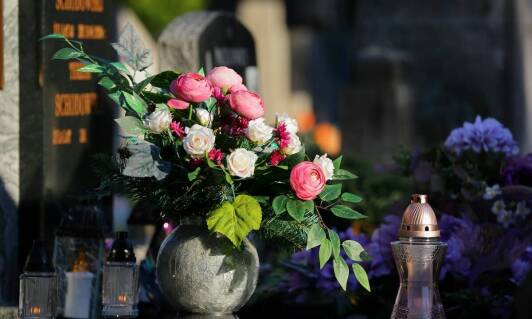 Grobowce rodzinne – jakie korzyści oferuje taki wybór?