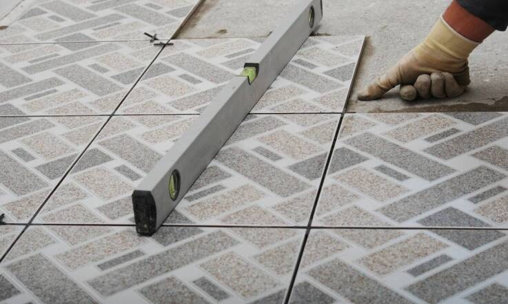 Jak przebiega proces układania płytek w dużych przestrzeniach?