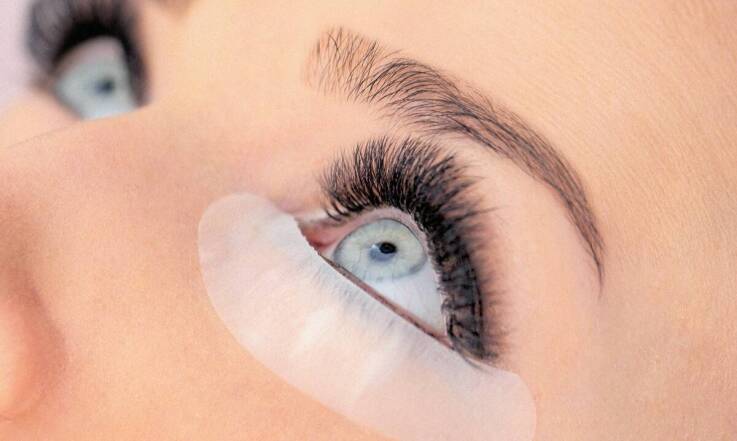 Przedłużanie rzęs: Jakie materiały są najczęściej stosowane?