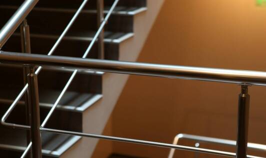 Wpływ malowania klatek schodowych na bezpieczeństwo użytkowników