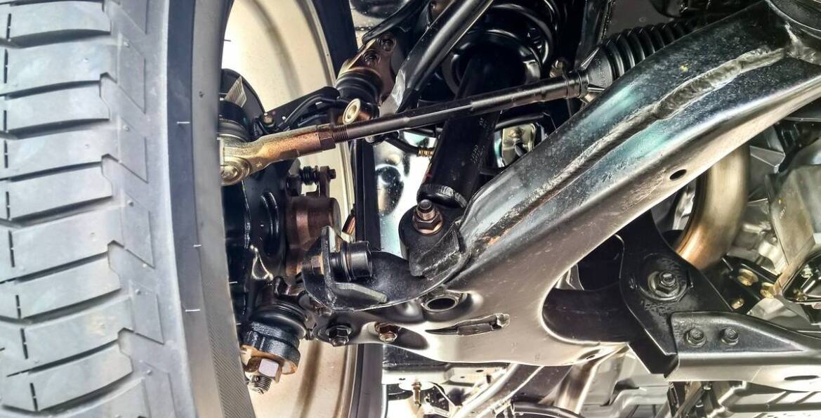 Wybór odpowiednich amortyzatorów do samochodu - na co zwrócić uwagę?