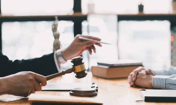 Jakie są etapy zajęcia środków na rachunkach bankowych przez komornika?