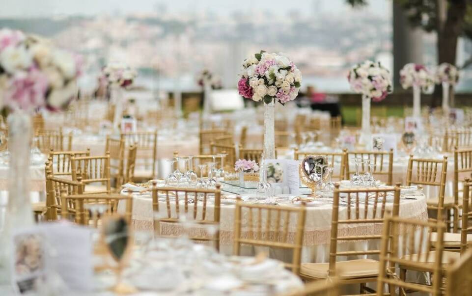 Wesela na świeżym powietrzu: Jak wykorzystać malownicze scenerie Roztocza?